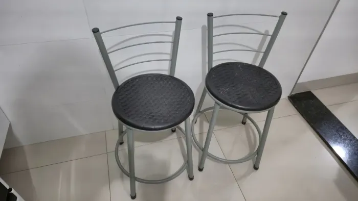2 banquetas pretas
