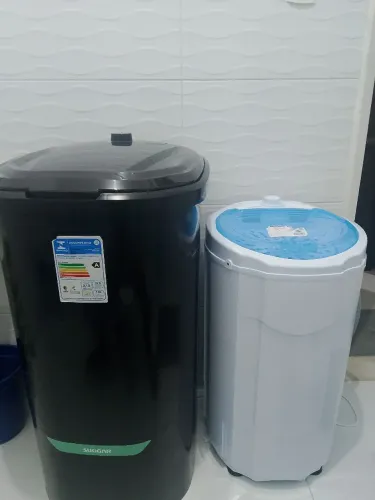 Vende-se um tanquinho e uma centrífuga , semi novos . 