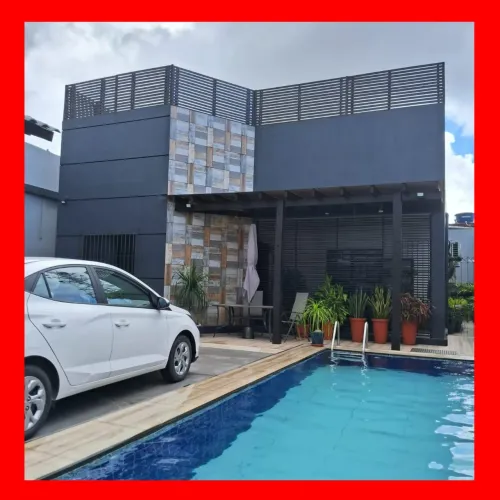 ~CASA COM PISCINA Á VENDA PRÓX. DE TUDO !!!
