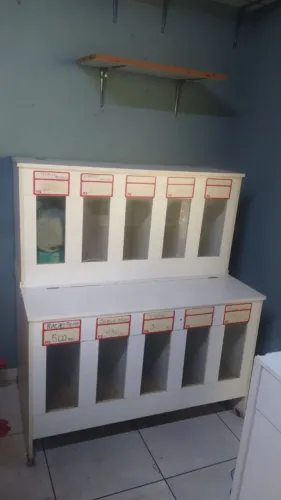 Dispenser ração para Pet shopping com divisórias