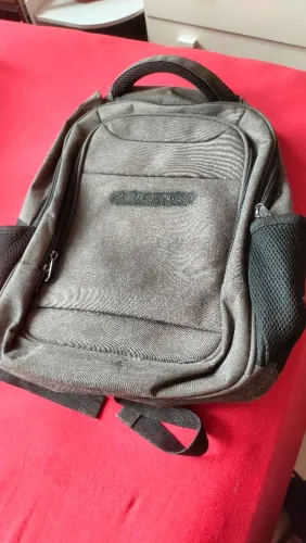 Mochila cinza com preto