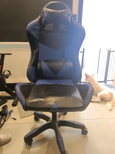 Cadeira gamer com detalhes, olhar fotos.