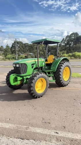 Trator John Deere 5078e 5.000 horas