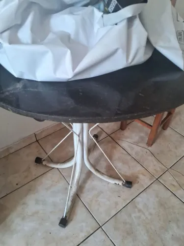 Mesa de cozinha tampo de mármore.