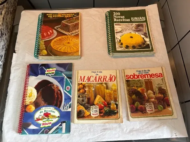 Lote com 5 livros e cadernos de receitas antigos - usados - leia
