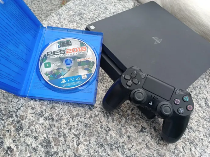 Vende se PS4 SLIM