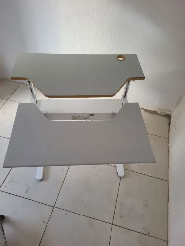 Mesa com regulagem de altura