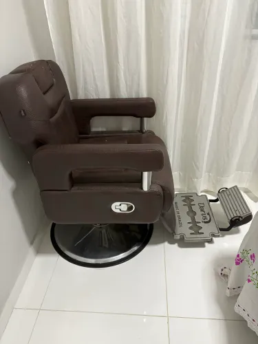 Vendo Cadeira de Barbeiro Darus Conservada