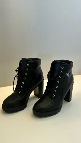 BOTA MOLECA PRETA
