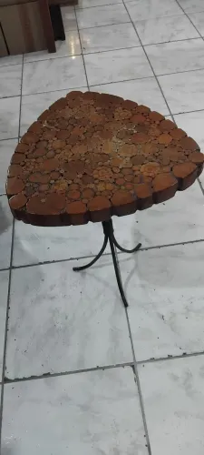 Mesinha artesanal todo feita de madeira e os pés de ferro.