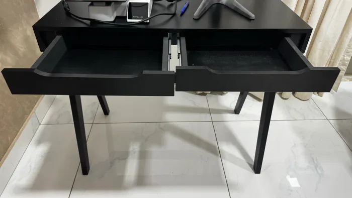 Escrivaninha preta 2 gavetas