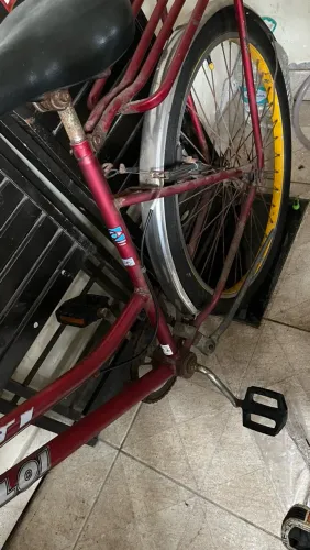Bicicleta Caloi vermelha com cestinha e bagageiro