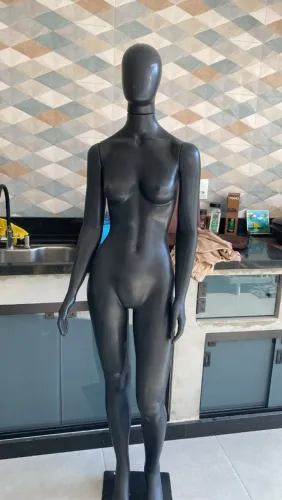 Manequim Preto Feminino. 