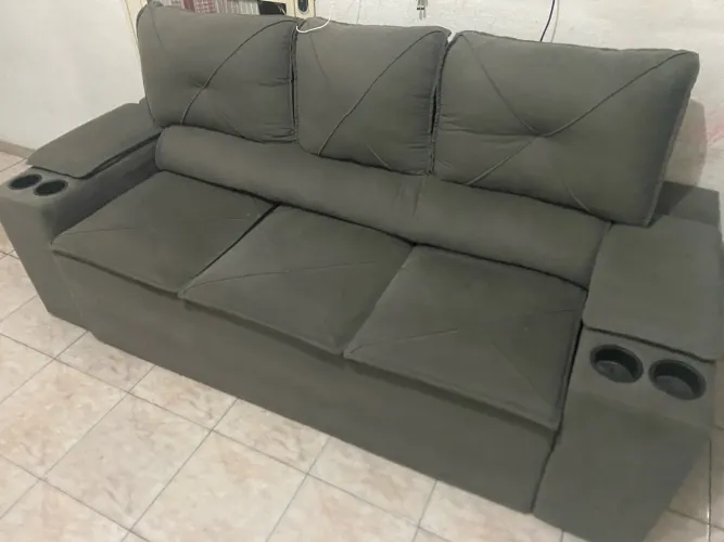 SOFÁ TRÊS LUGARES RETRÁTIL E RECLINÁVEL , 2 PORTA COPO DE CADA LADO