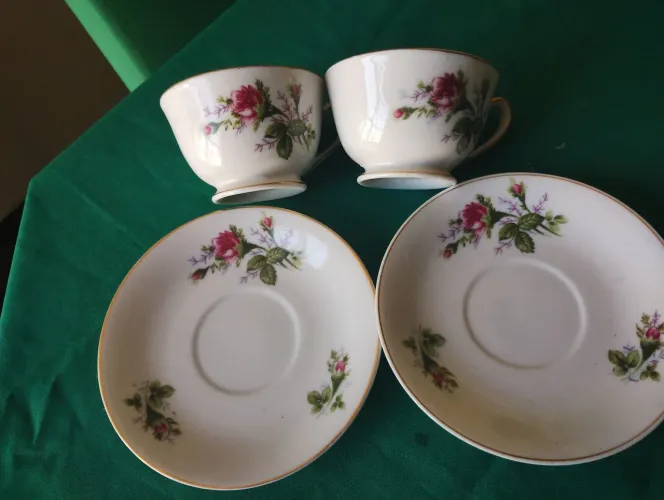 Duas xícaras e dois pires de porcelana mogy. Herança família.