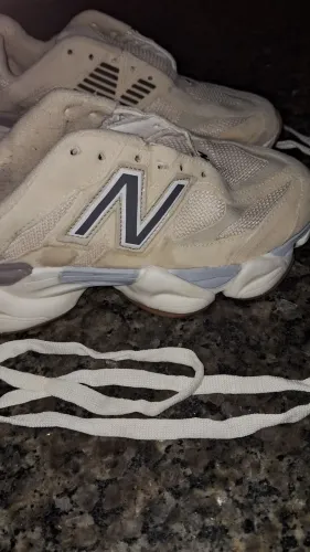 Vende-se tênis New Balance 9060, cor off white creme n° 35