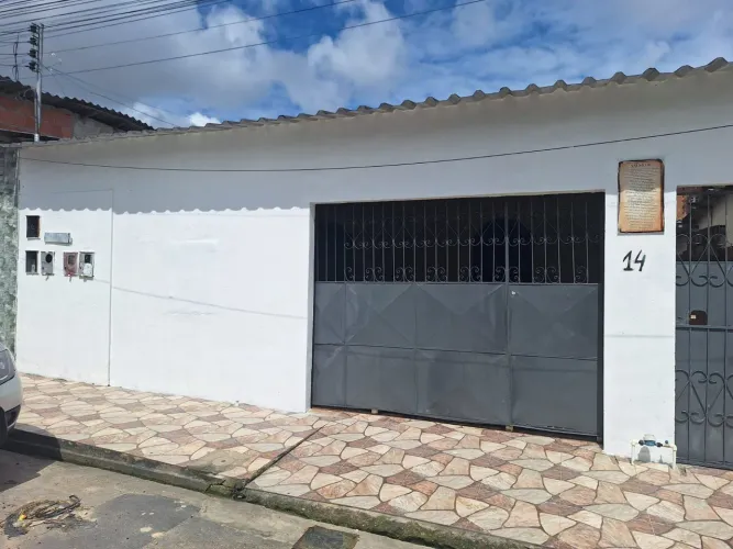//Casa com 2 apartamentos no Jorge Teixeira