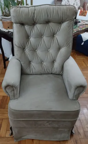 POLTRONA NA COR AREIA EM PERFEITO ESTADO