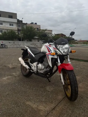 CB 300R, MODELO 2015, EMPLACADA NO PONTO DE TRANSFERIR