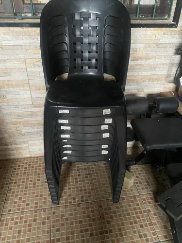 Vendo 8 Cadeiras pretas de plástico