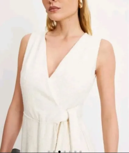 Macacão wide leg com malha bouclê e transpassado