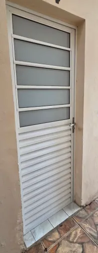 Porta alumínio com basculante