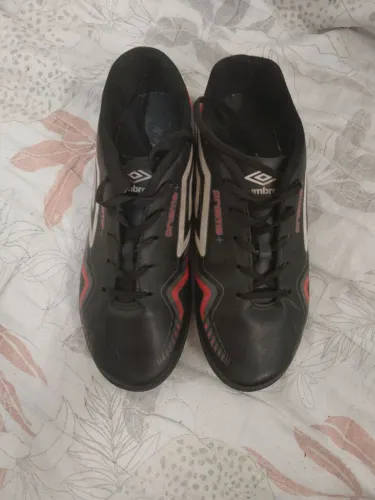 Chuteira society umbro , sem marcas de uso