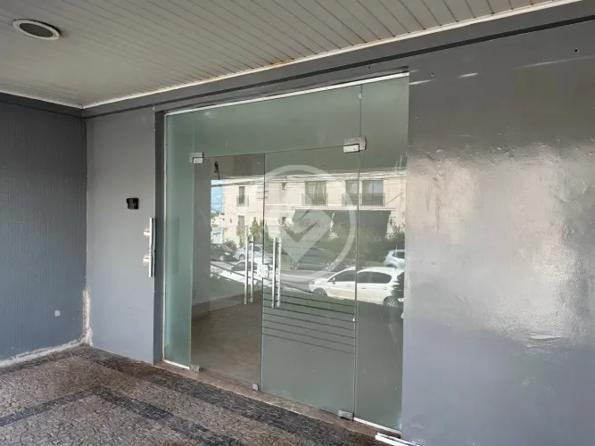 Espaço comercial em avenida, com 200m2, vitrine, 6 salas, 4 banheiros, espaço para copa, p