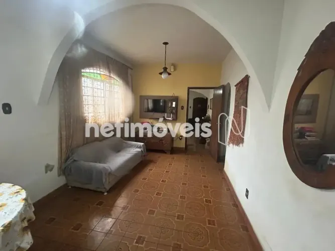 Casa meio lote, 3 quartos, 1 banho social, cozinha, sala para dois ambientes, 1 vaga de ga