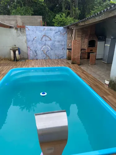 Praia de peruibe com piscina carnaval disponível