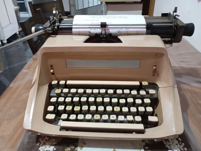 Máquina de escrever clássica Sperry Remington 100.