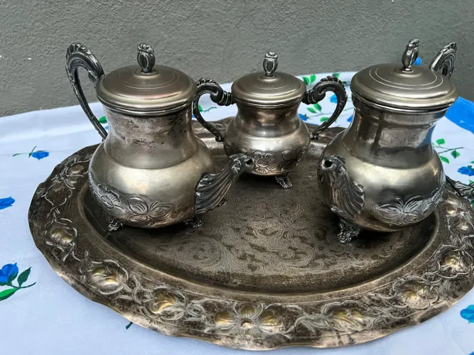 Conjunto de chaleira e sopeira e bandejas 