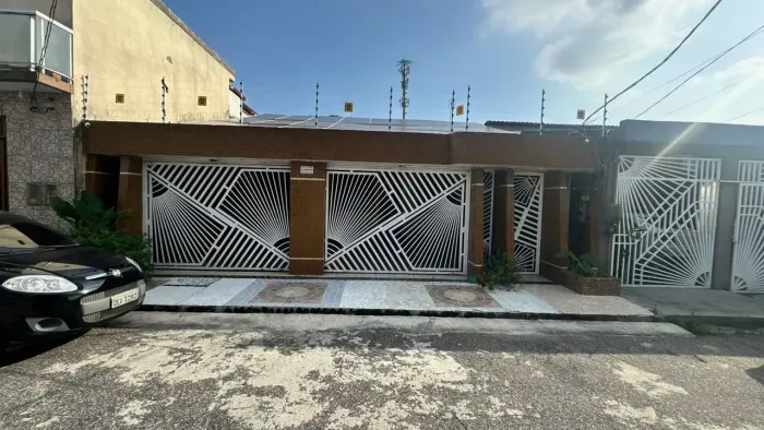VENDO EXCELENTE CASA AMPLA COM PISCINA E AREA EXTERNA DE LAZER, BEM LOCALIZADA E PROXIMA D