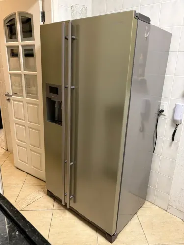 Geladeira Samsung - Side by Side - Dispenser de água e gelo na porta - Inox