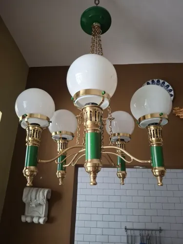 Lustre,  luminária de teto. 