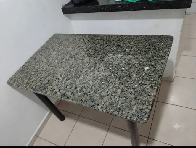 Mesa de granito sem cadeiras