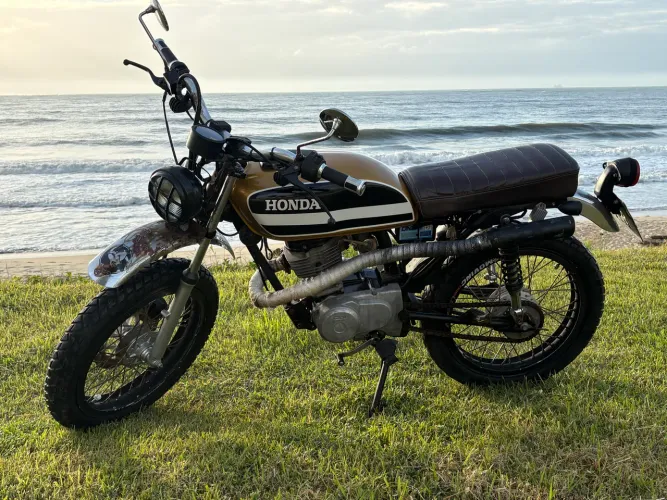 Honda CG 1982 Custom Mad Max / Furiosa - Destaque no Pretinho Básico