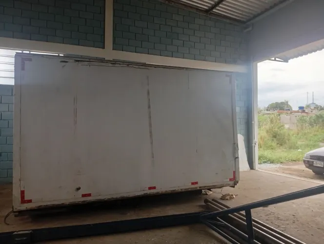 Baú refrigerado para caminhão três quarto