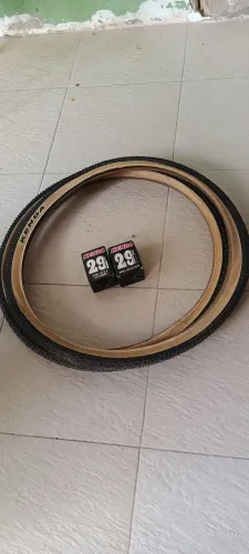Par de pneus e câmera de ar 