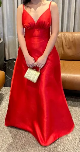 Vestido de festa vermelho evasê