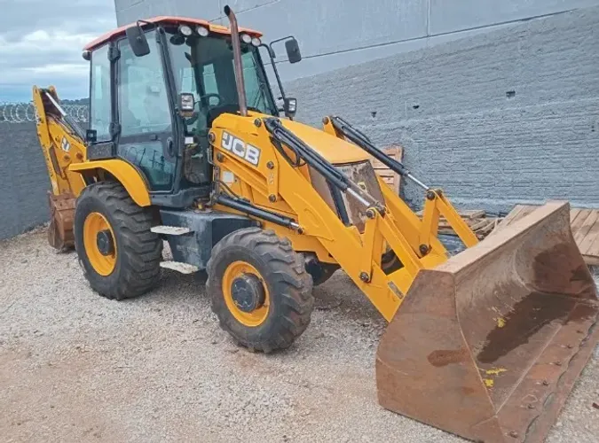 Retroescavadeira JCB 3CX 2020 - 5.612 horas - Muito bem conservada
