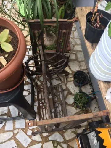 Base para máquina de costura antiga 