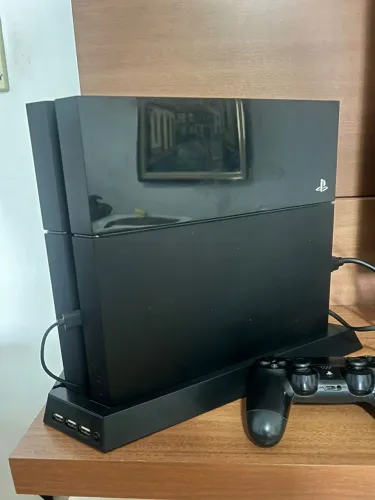 ? PS4 Fat + 3 Controles + Base Carregadora + Jogo