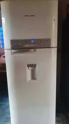 Geladeira funcionando perfeitamente apenas marcas de uso 