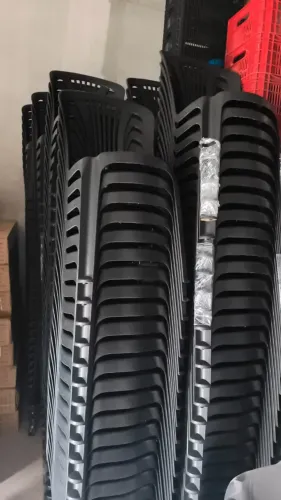 CADEIRA DE PLÁSTICO PRETA Cadeira Polyplast