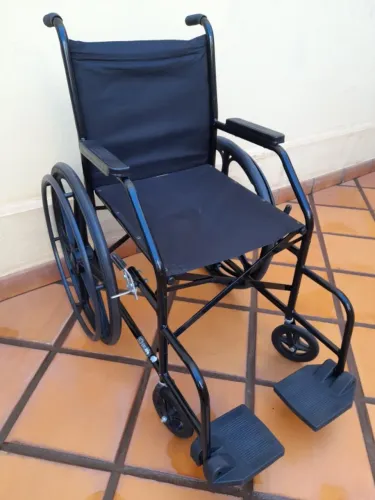 Cadeira de rodas em estado de nova - usada só 2 meses