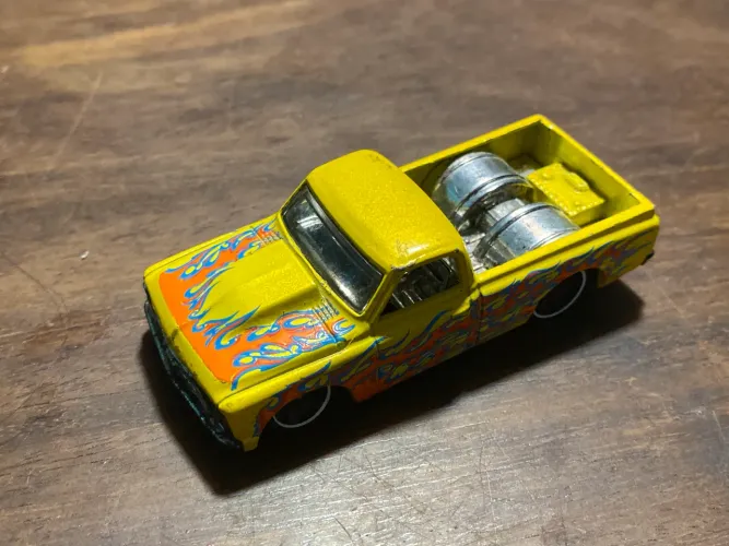 hotwheels ?67 Chevy C10 amarelo