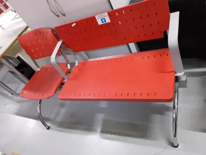 Longarina com assento preferencial de aço