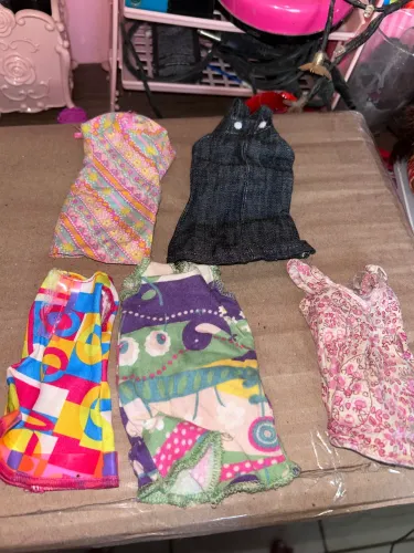 Lote de roupa para Barbie