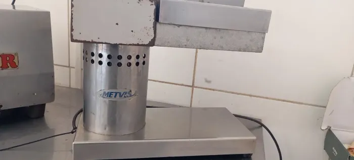 Amaciador, moinho, mesa de corte, balança, expositor de carne, serra fita 